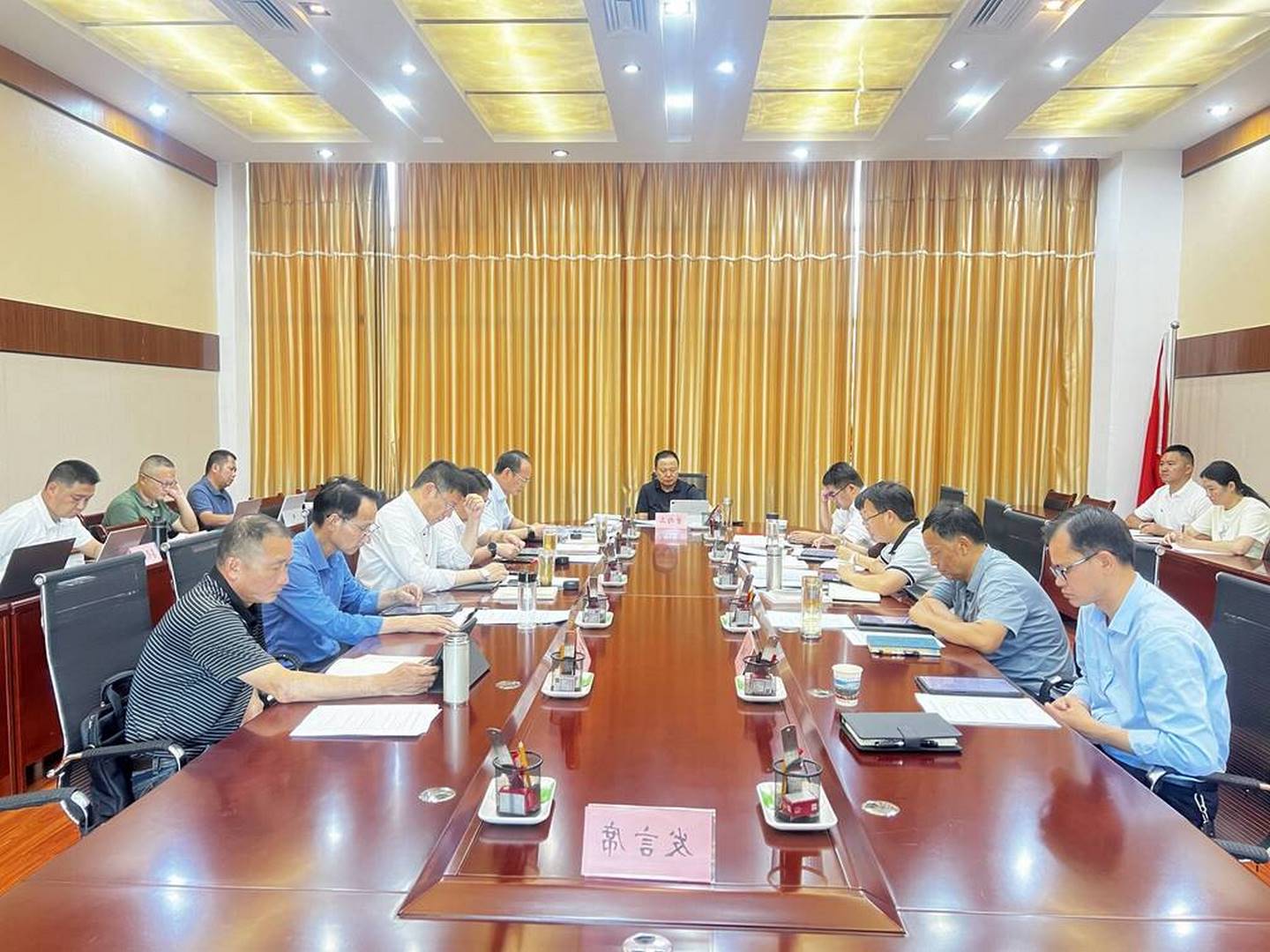 十八届县人民政府47次常务会2.jpg 十八届县人民政府47次常务会2.jpg
